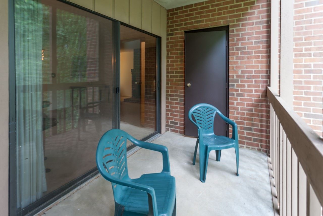 113 Turtle Creek Road, Unit 7 Charlottesville, VA 22901 - Photo 10 of 32 a balcony with table and chairs
