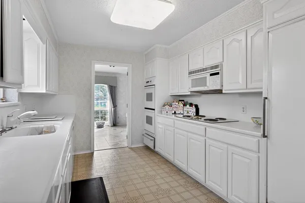 $349,000 | 704 Castlewood Lane, Arlington, TX 76012