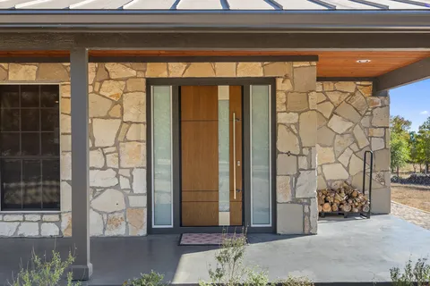 a view of entryway with a rug