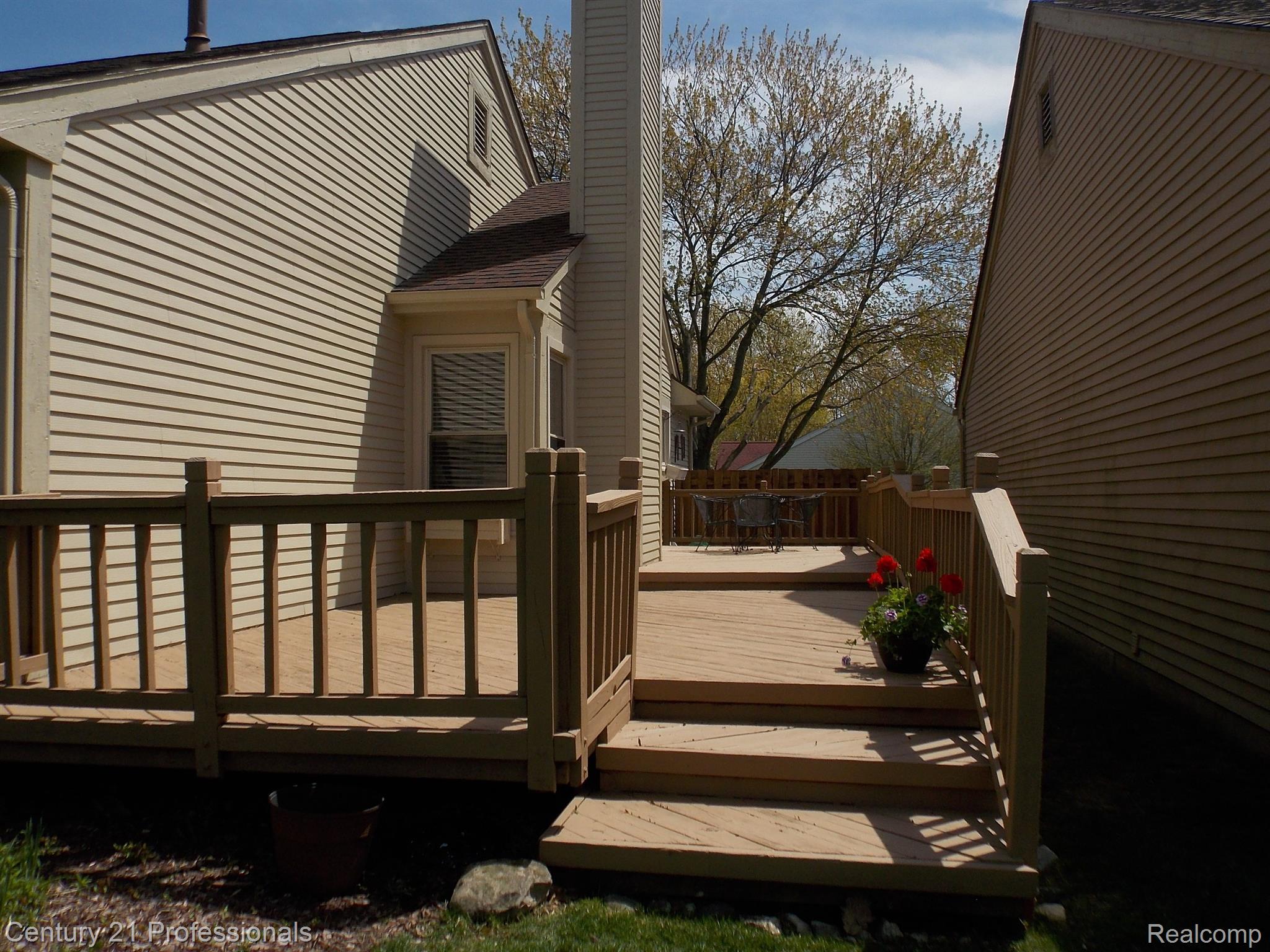 1580 Colony Drive Rochester, MI 48307 - Photo 21 of 28 Newly Painted Large Deck