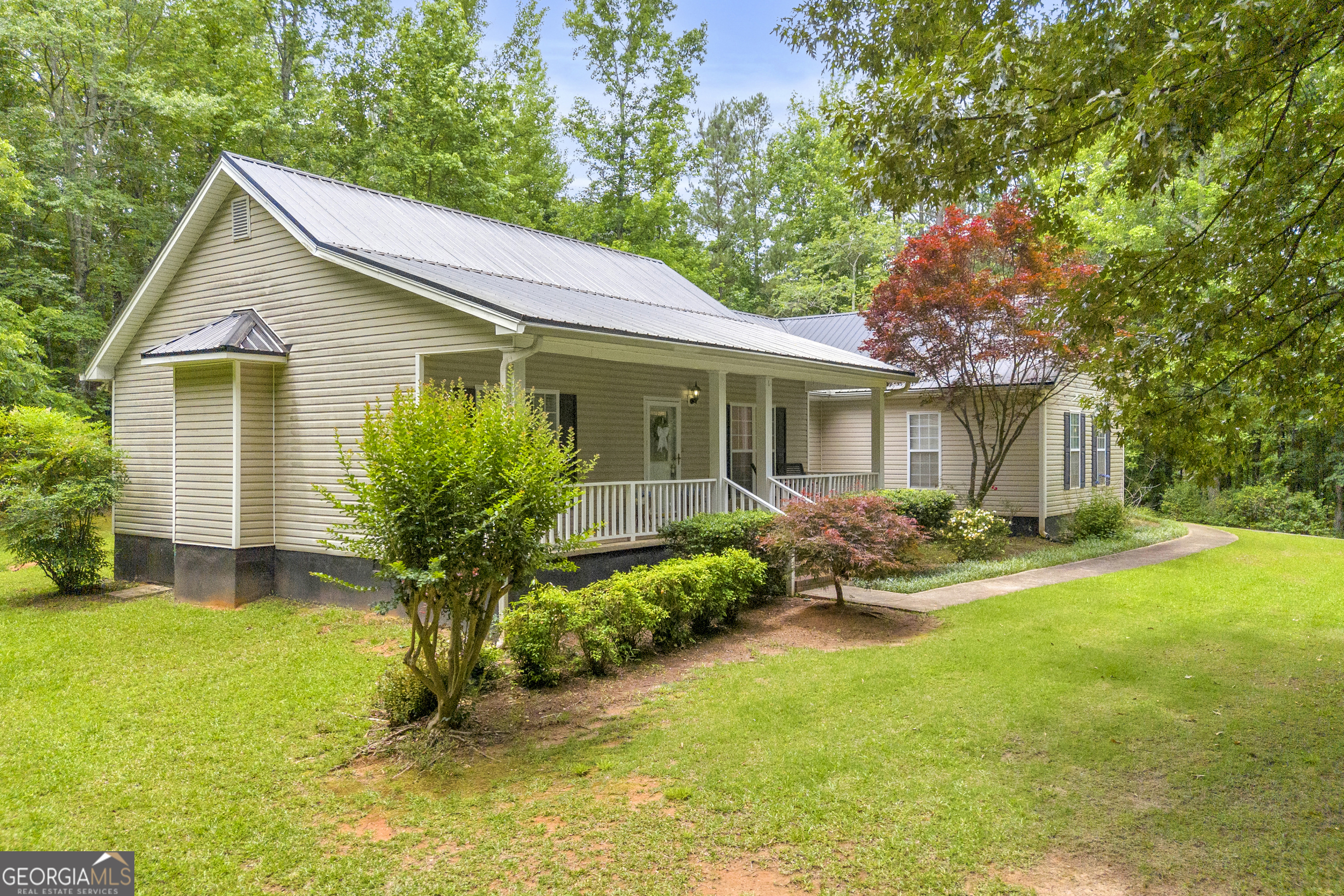 163 Tuxedo Drive Commerce, GA 30530 - Photo 54 of 62 a front view of house with yard and green space