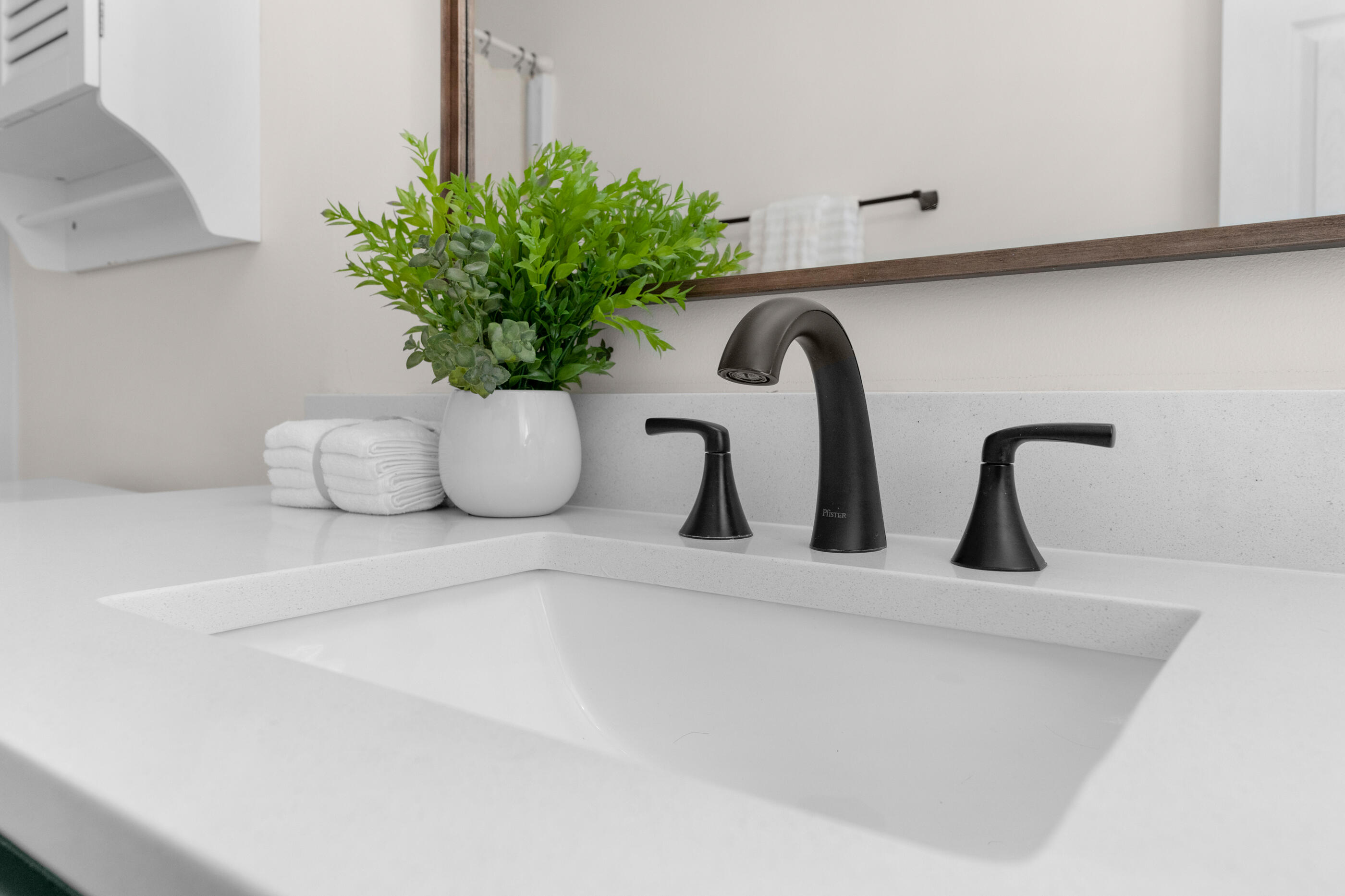 2709 Augustus Road Navarre, FL 32566 - Photo 37 of 46 a bathroom with a potted plant
