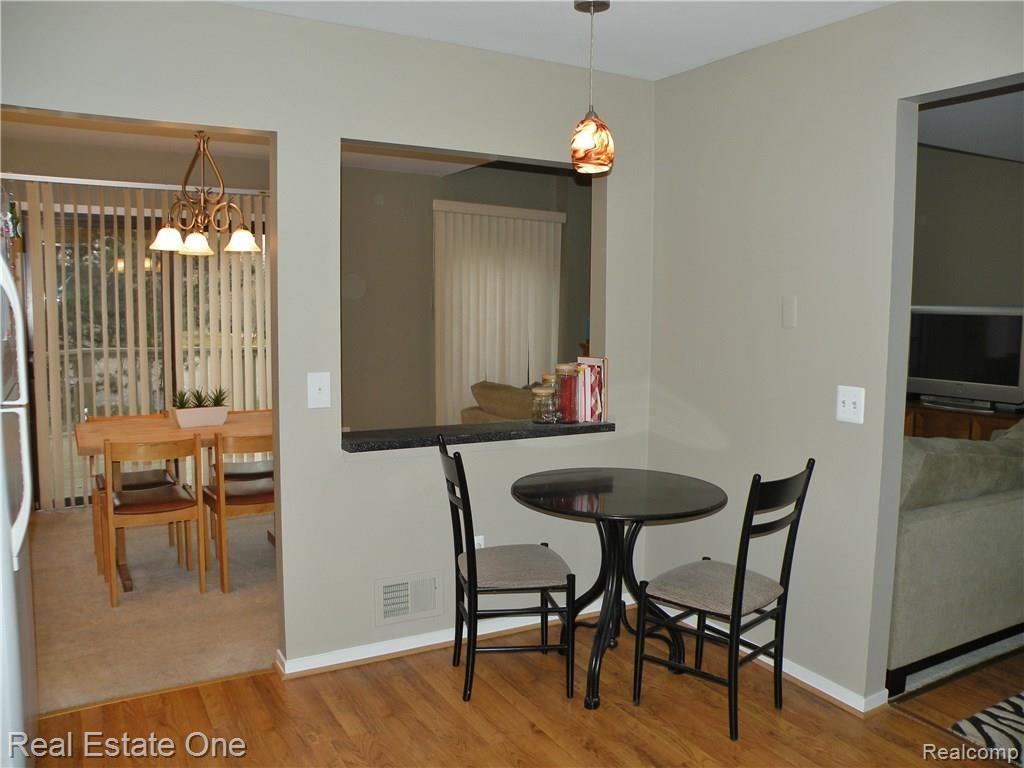 553 Harrow Court, Unit 44 Rochester, MI 48307 - Photo 9 of 32 Eat-In Kitchen and Formal Dining Room!