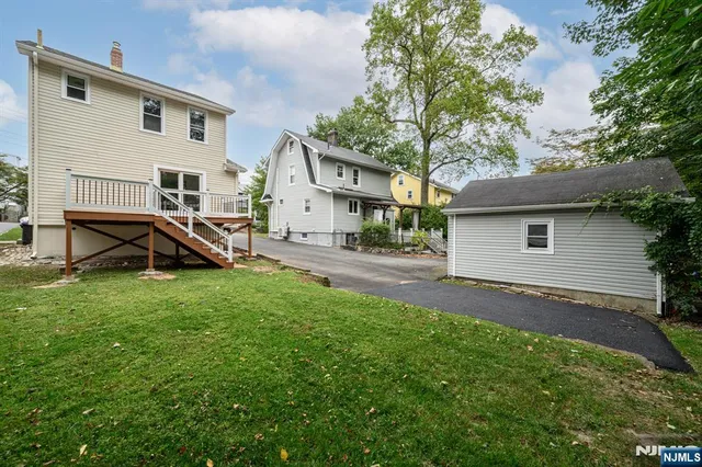 a view of a house with backyard