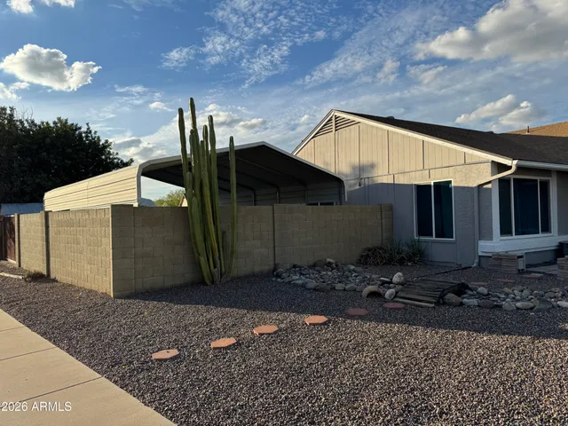 a view of a house with backyard