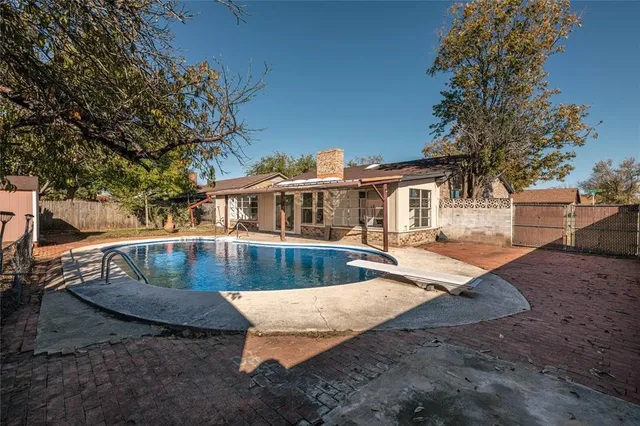 a view of a house with backyard