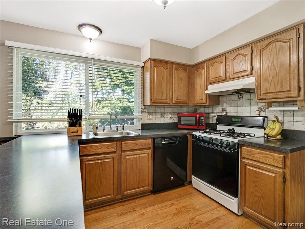948 Aspen Drive Rochester, MI 48307 - Photo 7 of 22 DSC03929.jpg