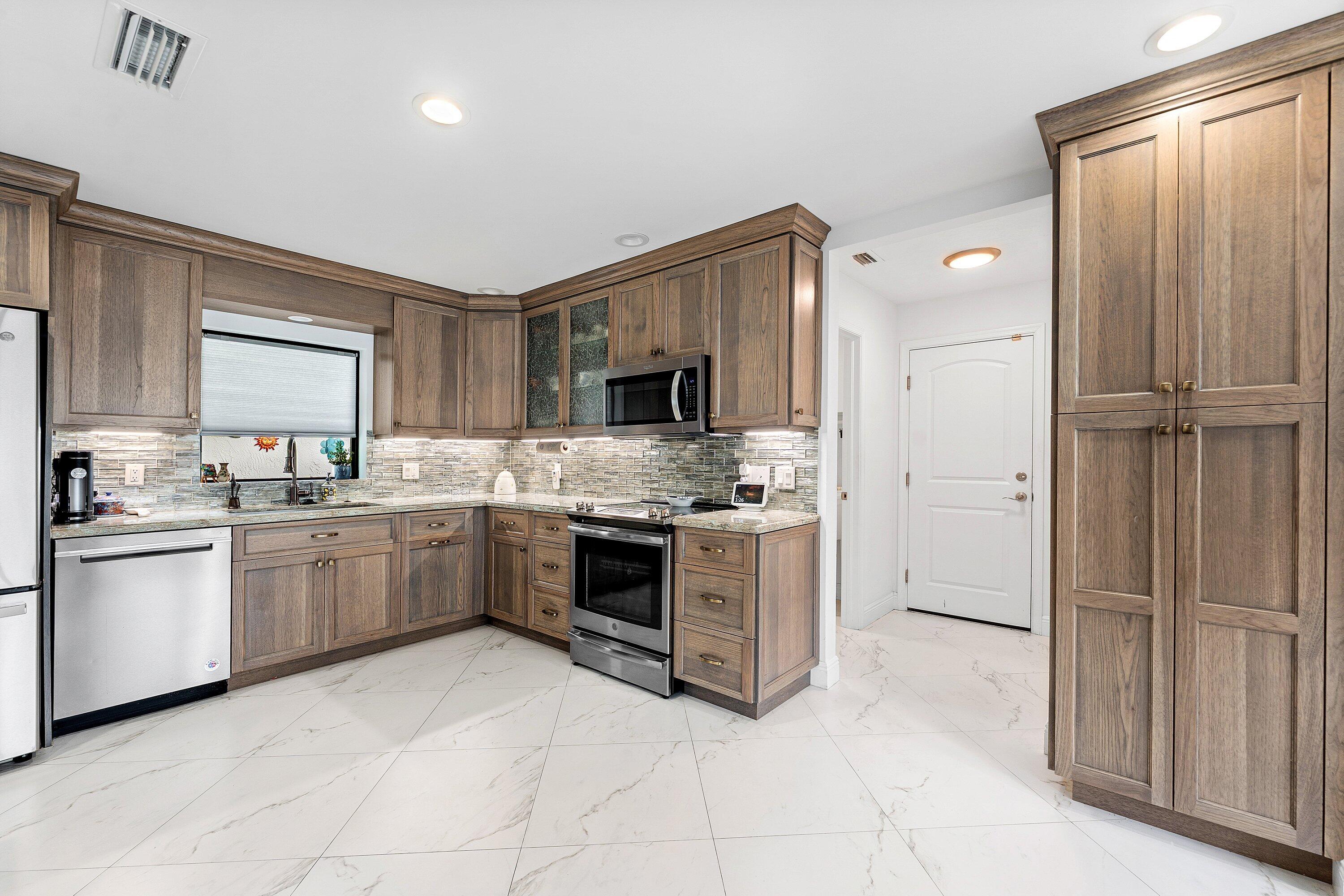 35 Woods Lane Boynton Beach, FL 33436 - Photo 13 of 82 010-35WoodsLane-BoyntonBeach-FL-33436-SM