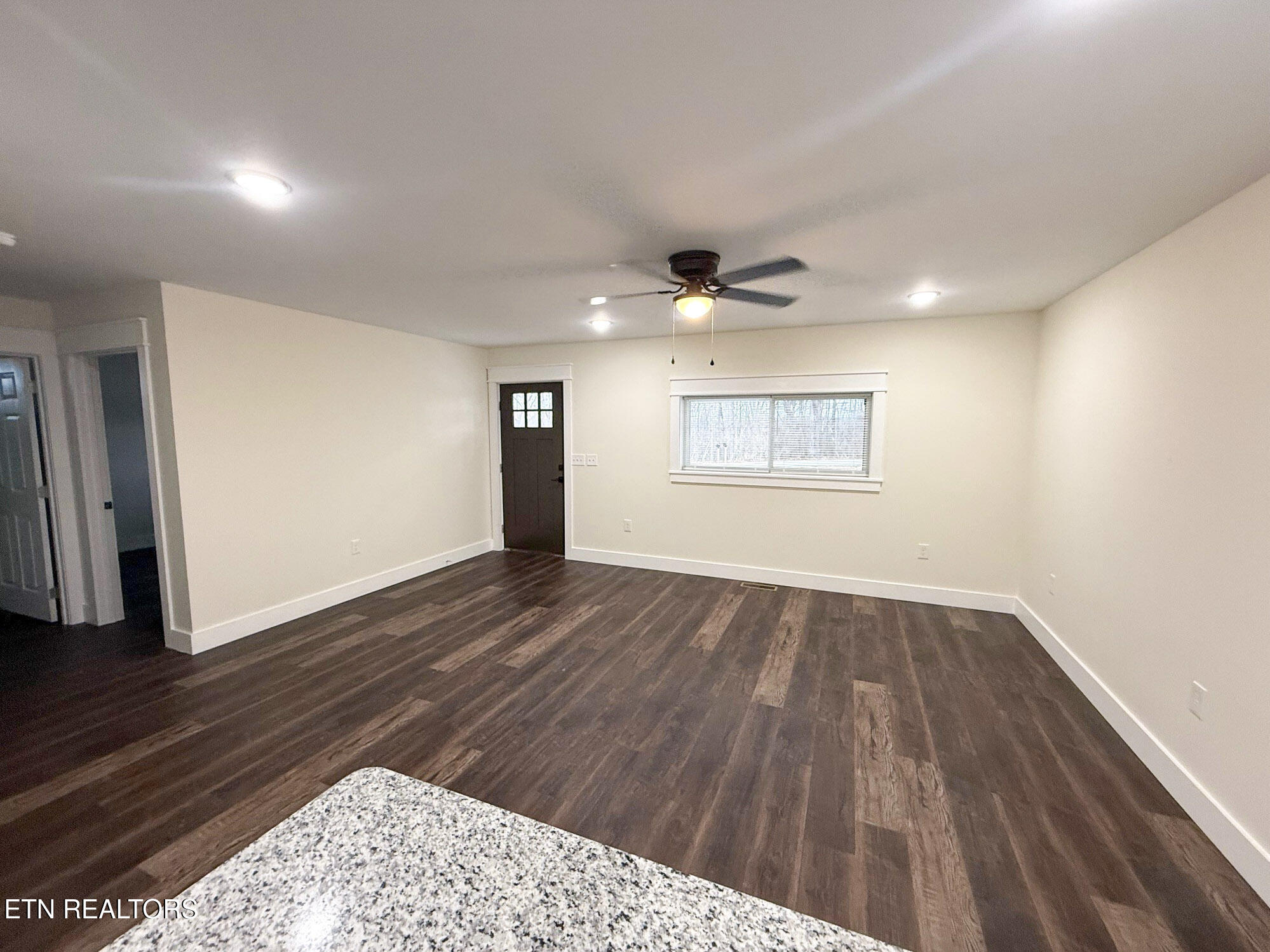 484 Wells Road Crossville, TN 38555 - Photo 8 of 24 Living Room