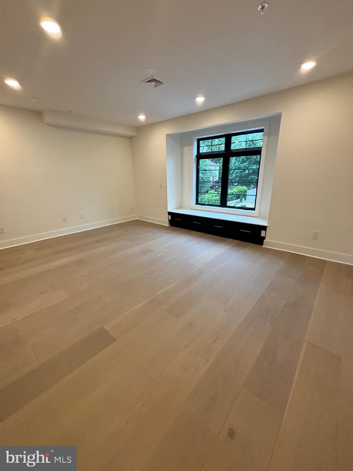 7519 Ridge Avenue Philadelphia, PA 19128 - Photo 10 of 26 an empty room with windows