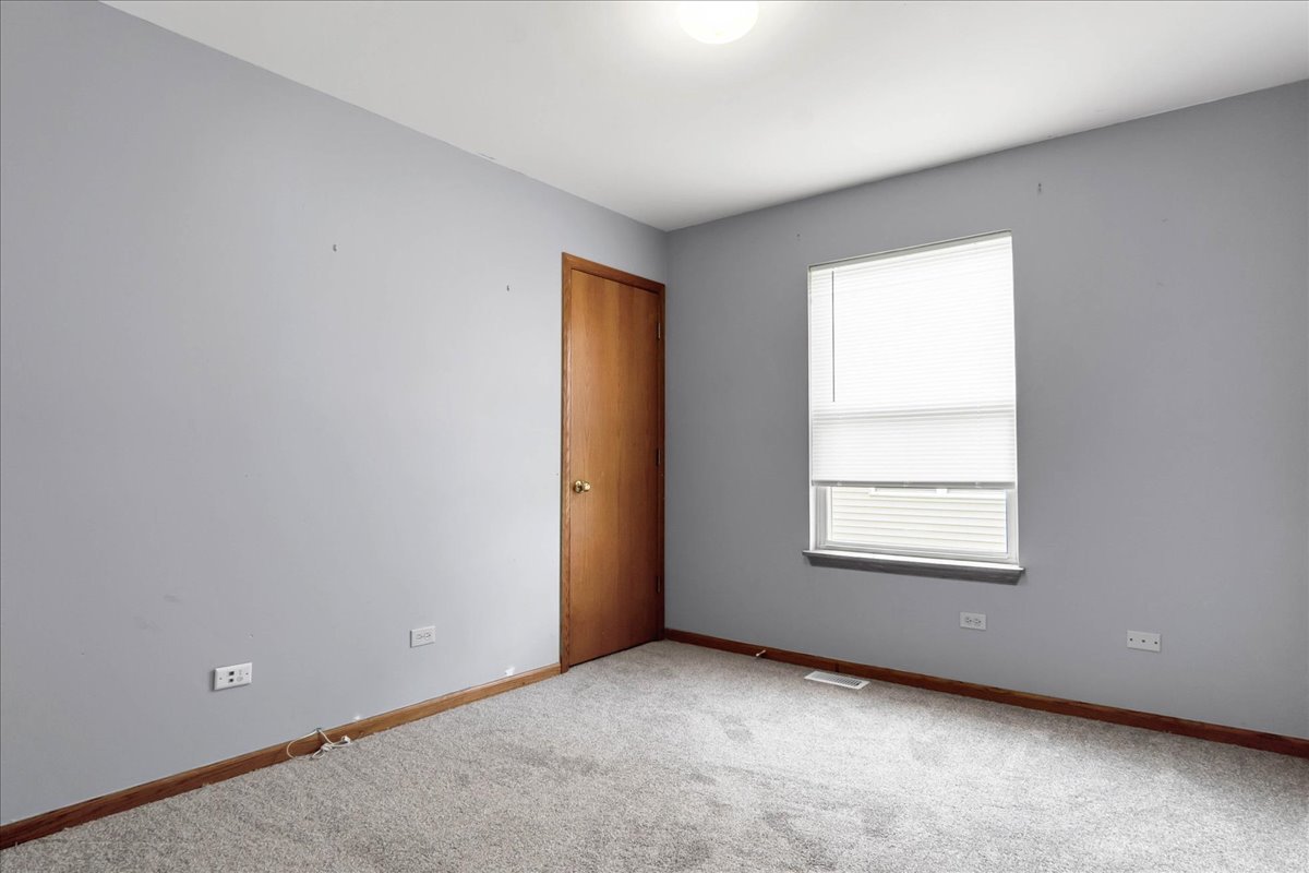 2029 Ridgemoor Drive Plainfield, IL 60586 - Photo 19 of 26 an empty room with a window