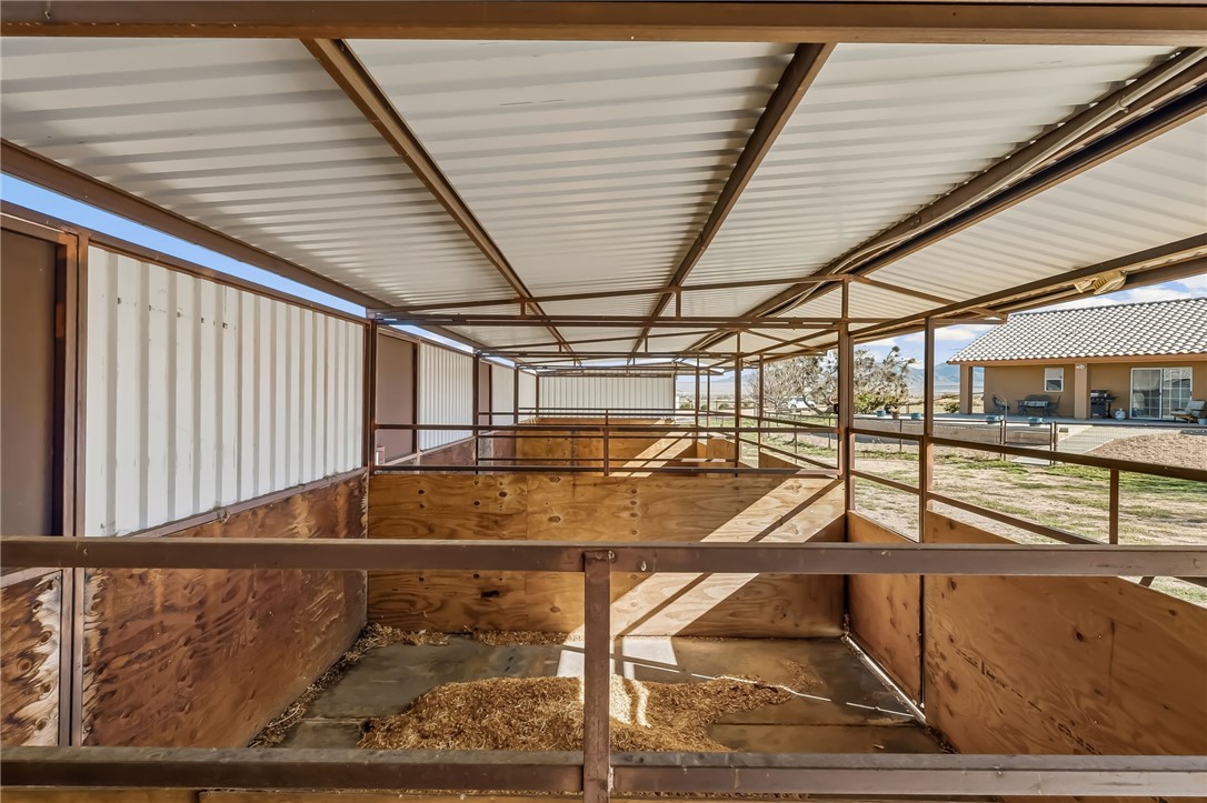 2205 East Cactus Wren Road Kingman, AZ 86409 - Photo 44 of 68 Stable