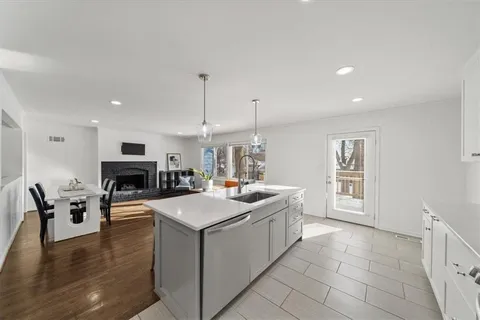 $460,000 | 909 West 85th Street, Kansas City, MO 64114