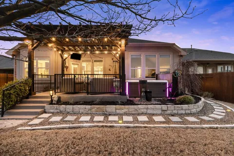 a view of a house with backyard