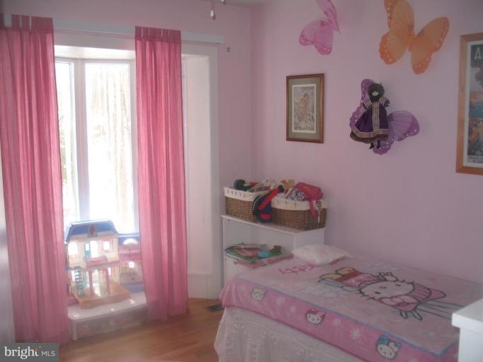 11320 Myrtle Lane Reston, VA 20191 - Photo 3 of 7 a bedroom with a bed and a window