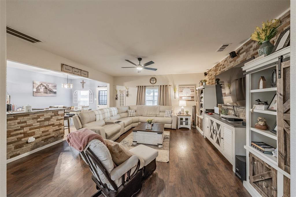 508 Drift Street Crowley, TX 76036 - Photo 5 of 34