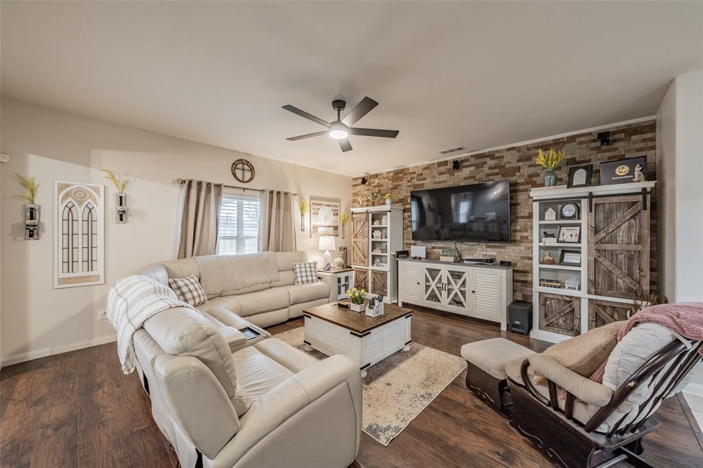 508 Drift Street Crowley, TX 76036 - Photo 6 of 34