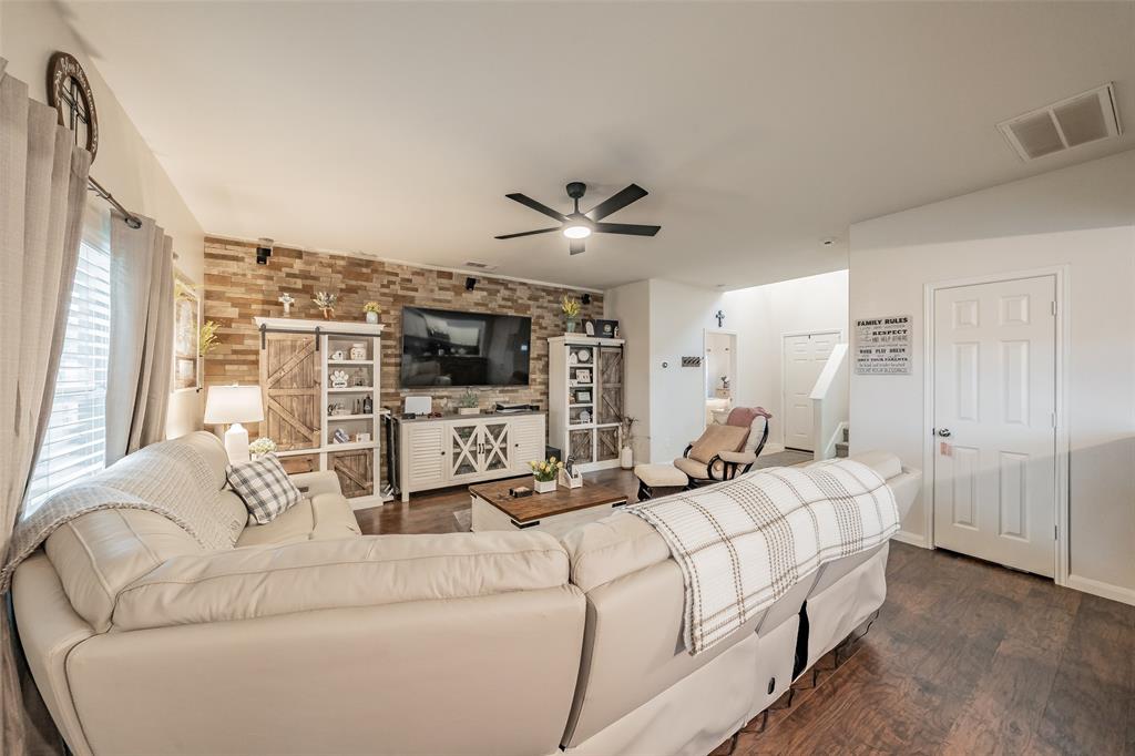 508 Drift Street Crowley, TX 76036 - Photo 7 of 34