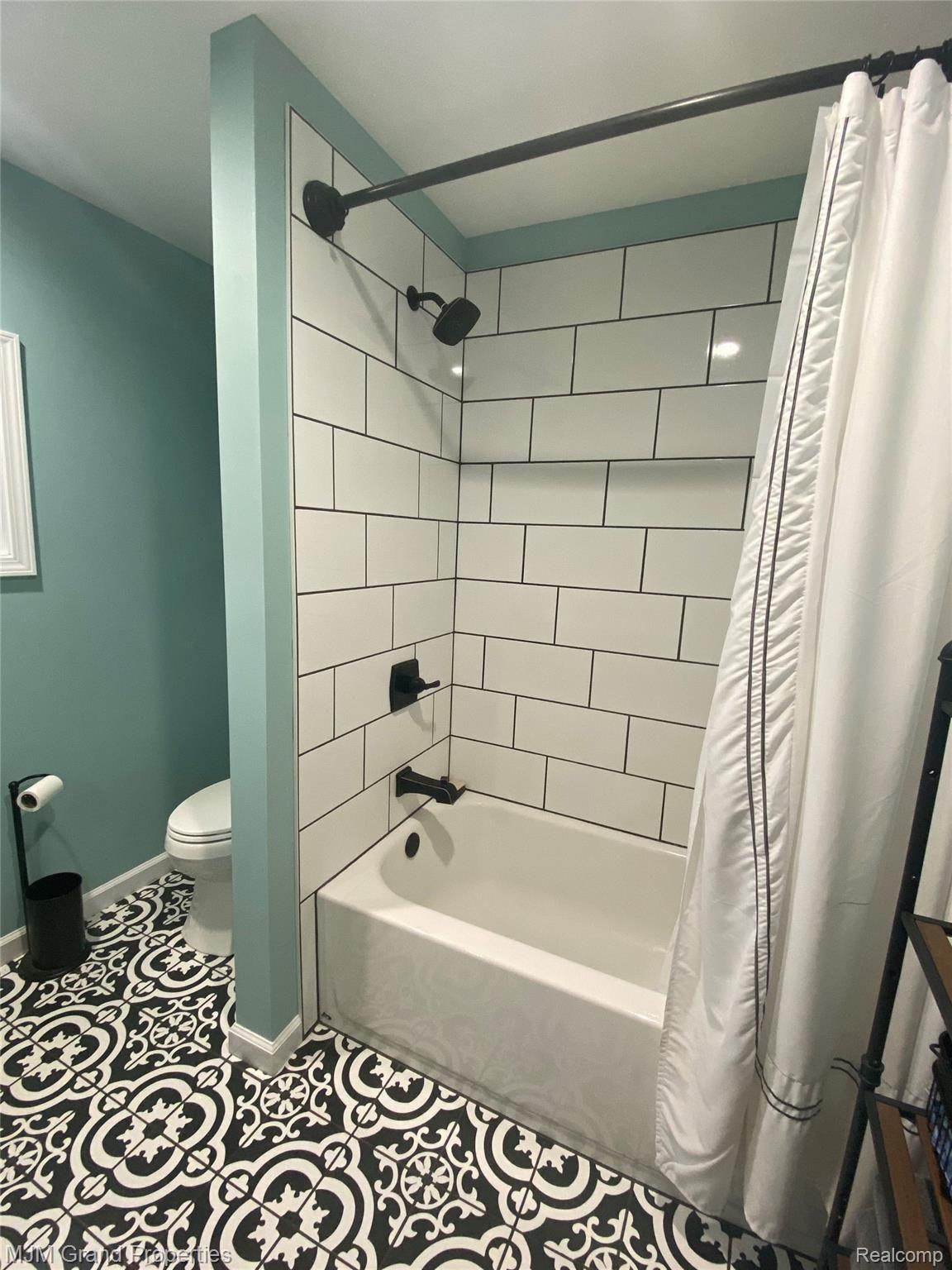 41145 Willow Road New Boston, MI 48164 - Photo 9 of 22 Bath Pic 2.jpg