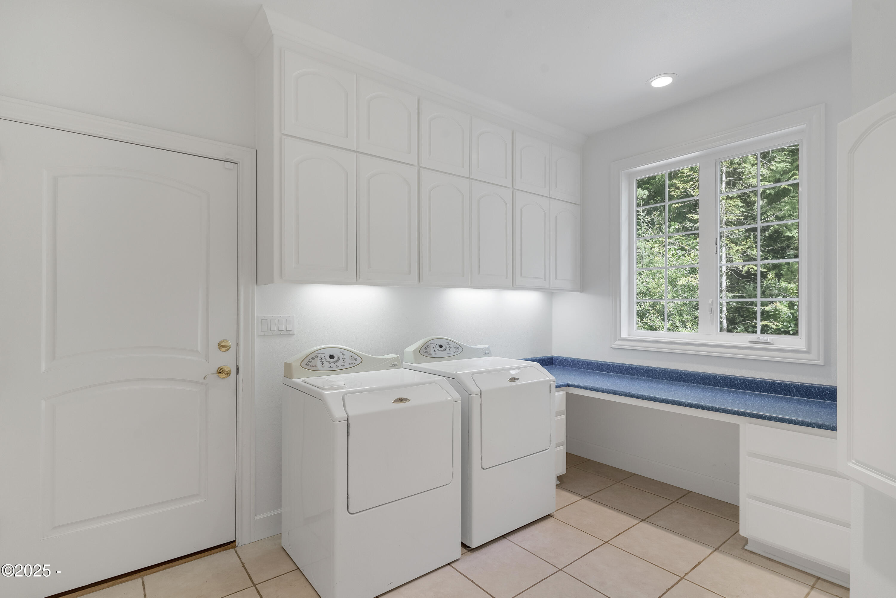 115 Gull Station Depoe Bay, OR 97341 - Photo 43 of 68 Laundry room