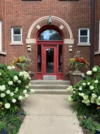 $2,500 | 4717 North Beacon Street, Unit 1N, Chicago, IL 60640