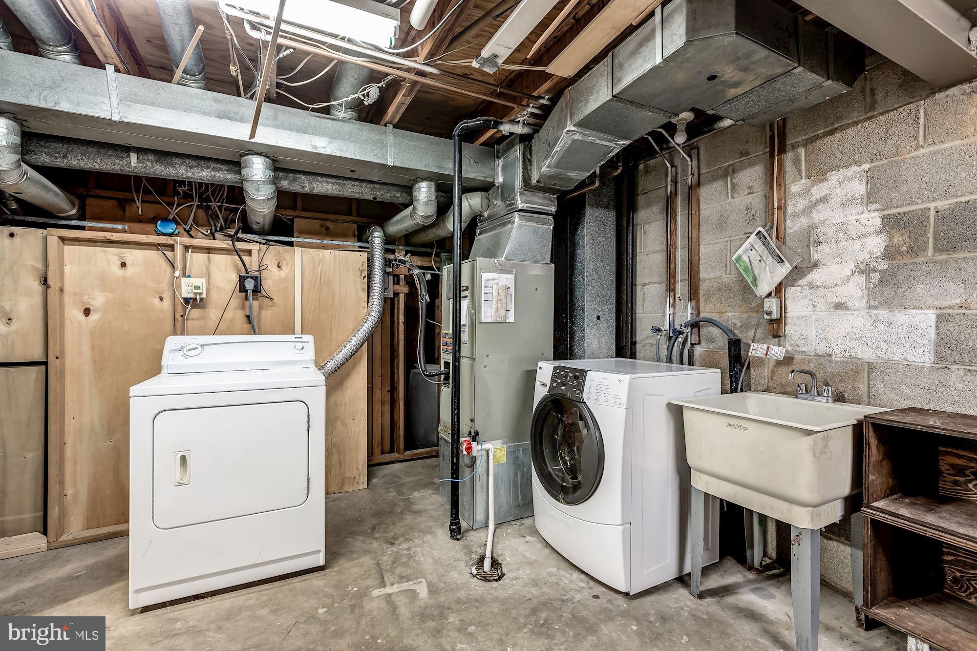 2183 Greenkeepers Court Reston, VA 20191 - Photo 27 of 30 Laundry room with mud sink
