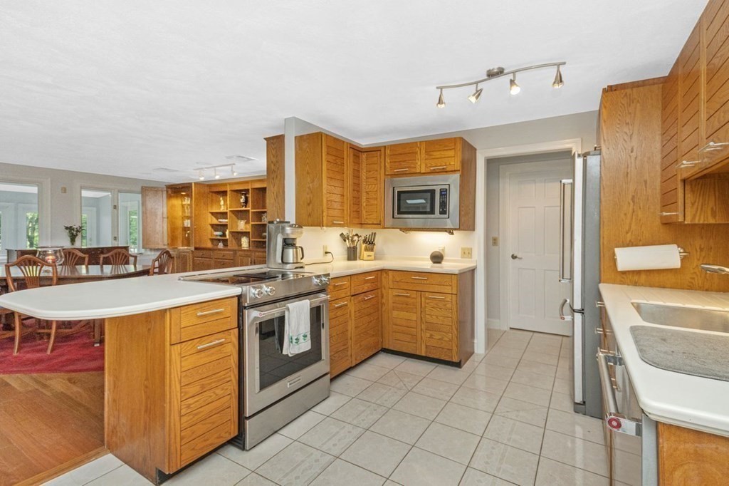 7 Deerfield Road Medway, MA 02053 - Photo 8 of 42 Gallery Image 8
