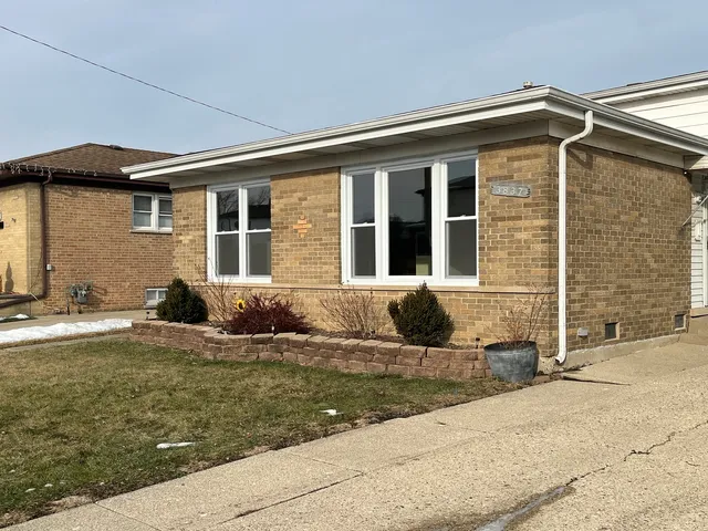 $3,300 | 3837 Emerson Drive, Schiller Park, IL 60176