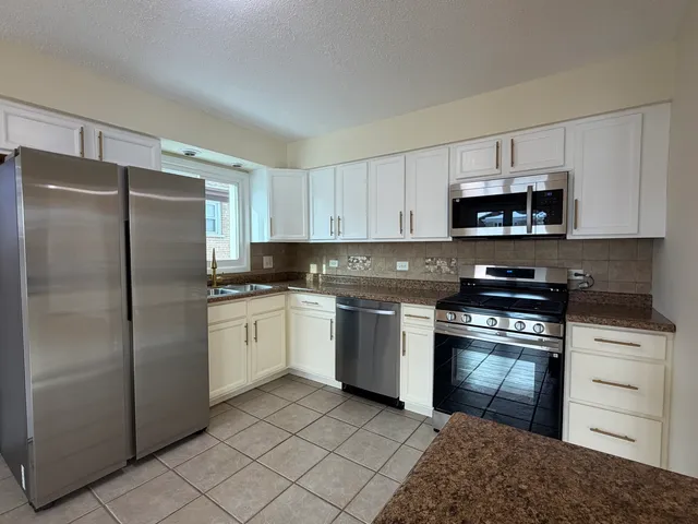 $3,300 | 3837 Emerson Drive, Schiller Park, IL 60176