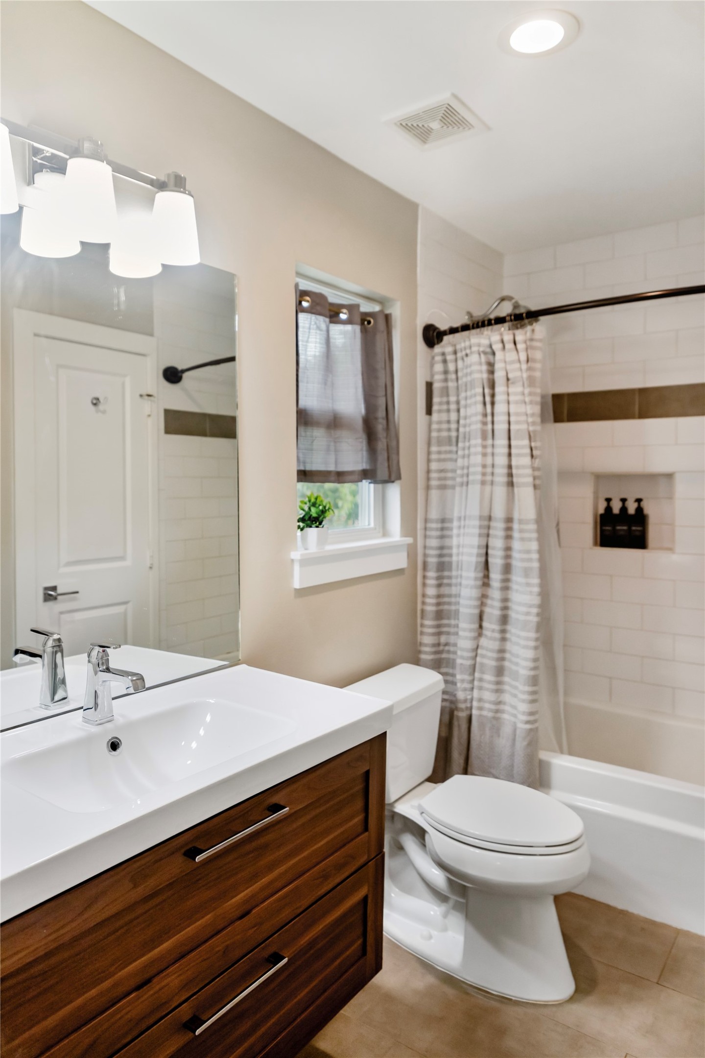 210 Marathon Street Houston, TX 77018 - Photo 14 of 16 Full Bathroom (Upstairs)