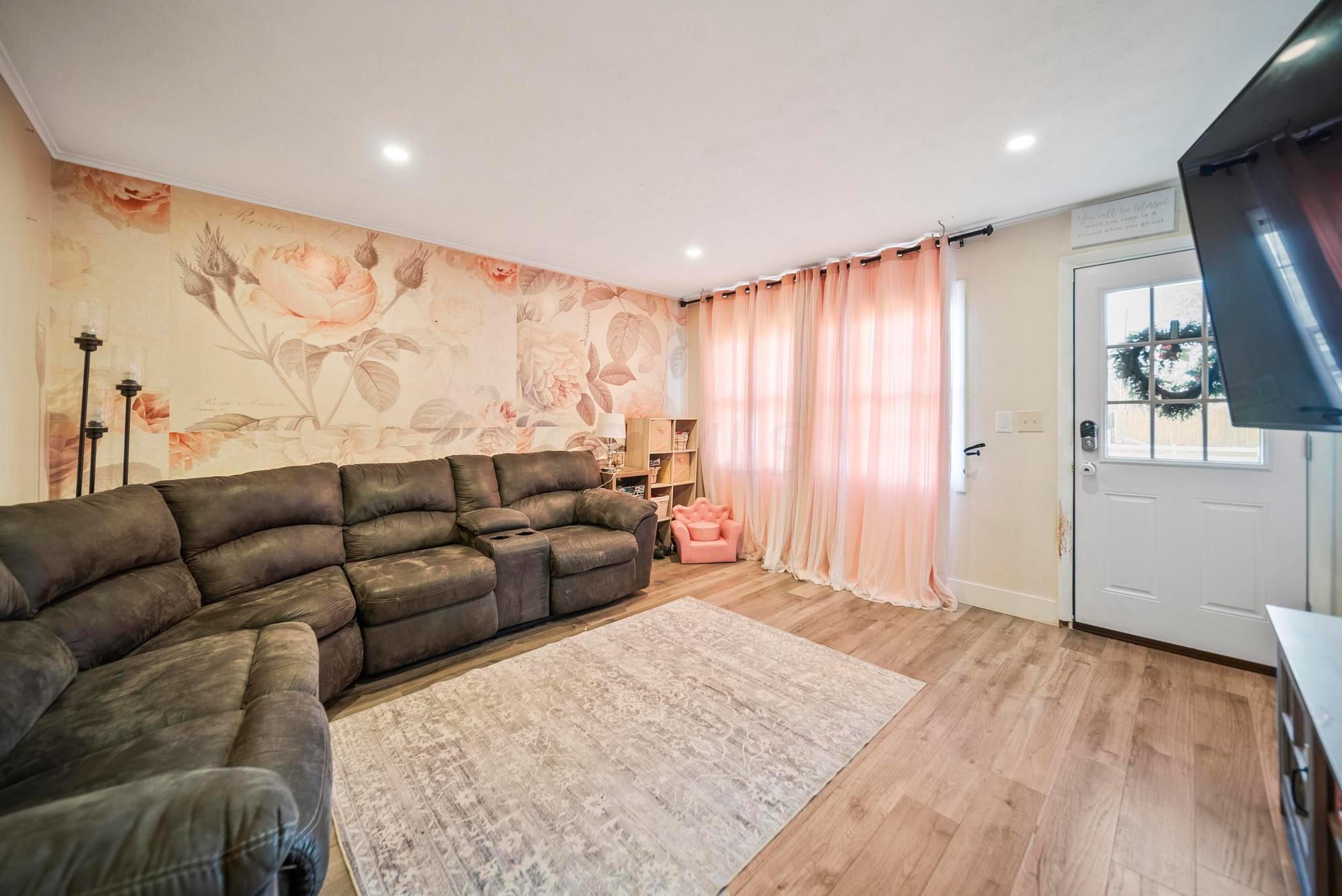 3837 Armada Road Columbus, OH 43232 - Photo 5 of 14 DSC00387