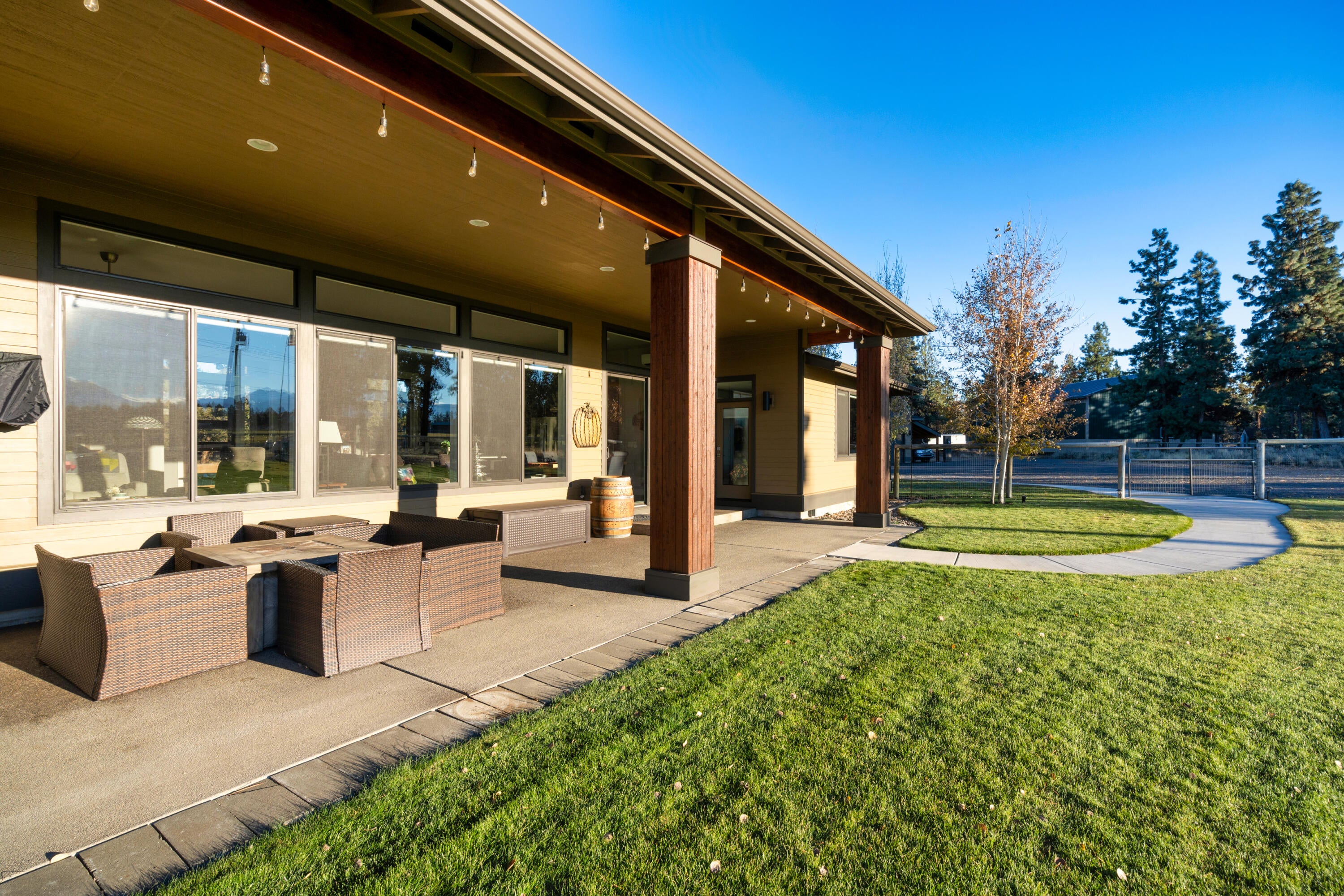 67910 Cloverdale Road Sisters, OR 97759 - Photo 8 of 49 7