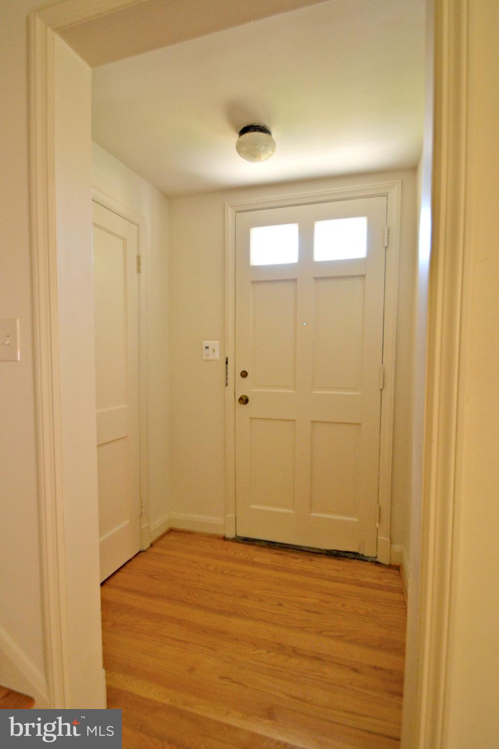 6156 Regent Park Road Baltimore, MD 21228 - Photo 2 of 30 Main foyer