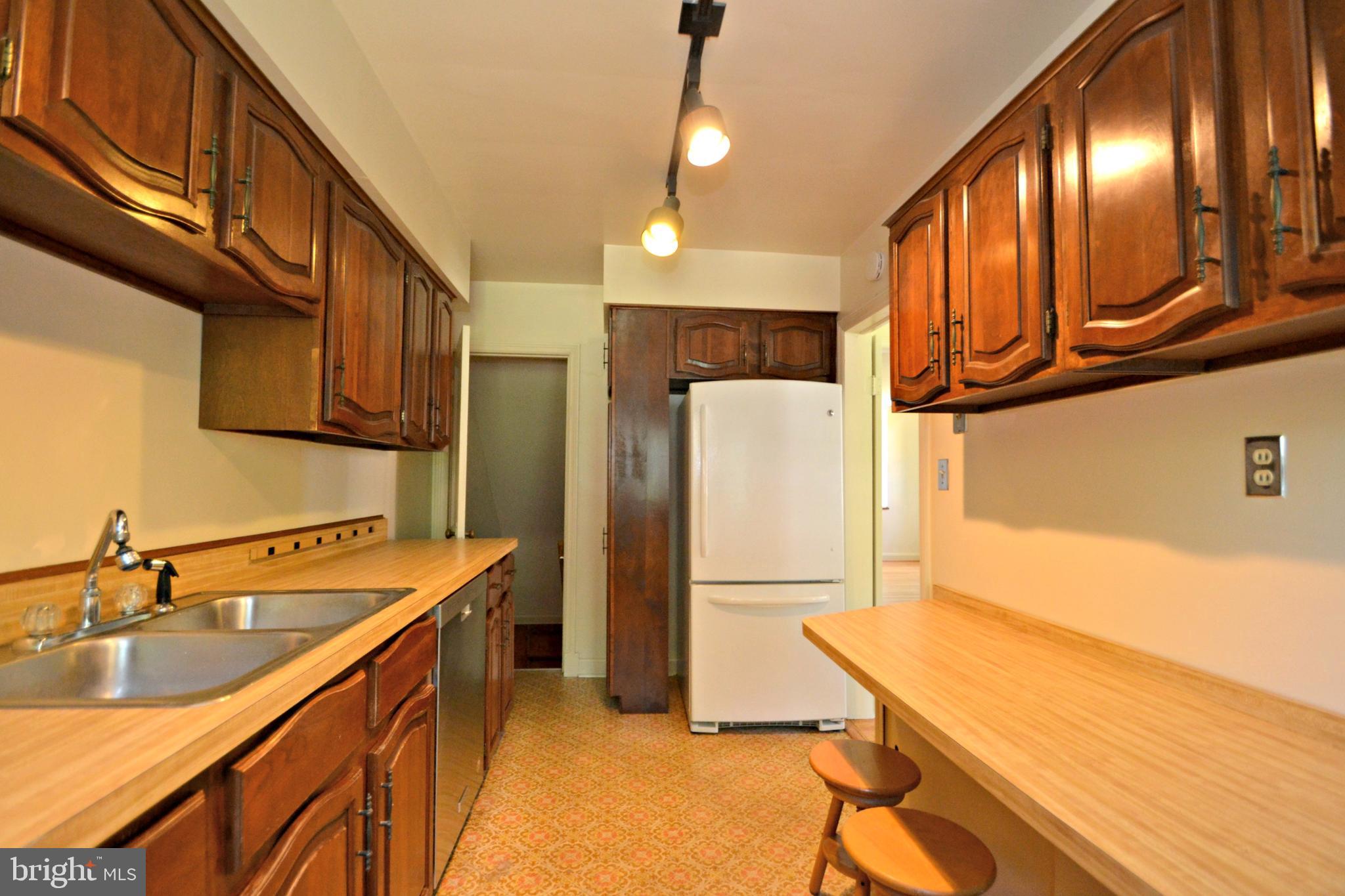 6156 Regent Park Road Baltimore, MD 21228 - Photo 11 of 30 Kitchen