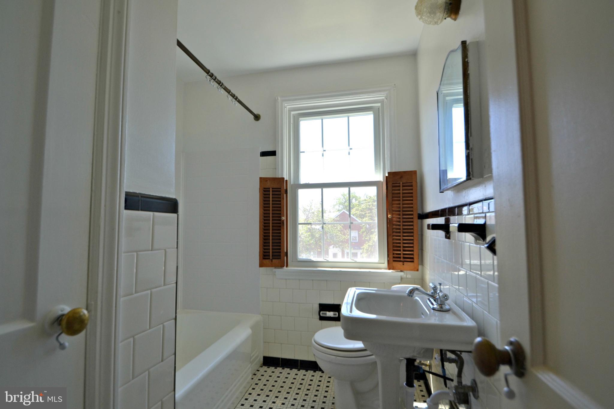 6156 Regent Park Road Baltimore, MD 21228 - Photo 18 of 30 Full Bath