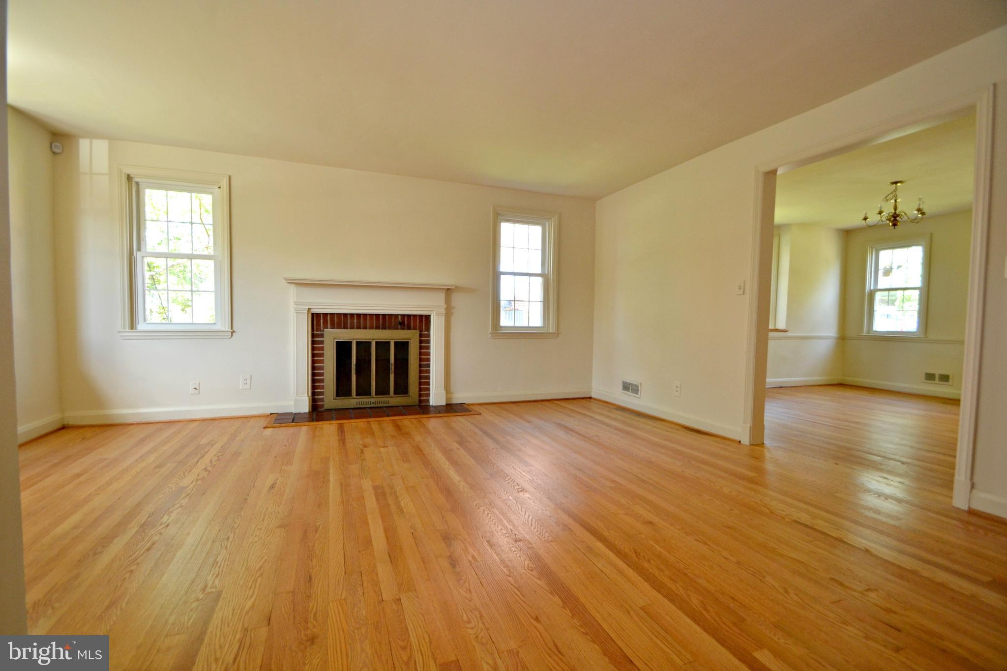 6156 Regent Park Road Baltimore, MD 21228 - Photo 3 of 30 Living room
