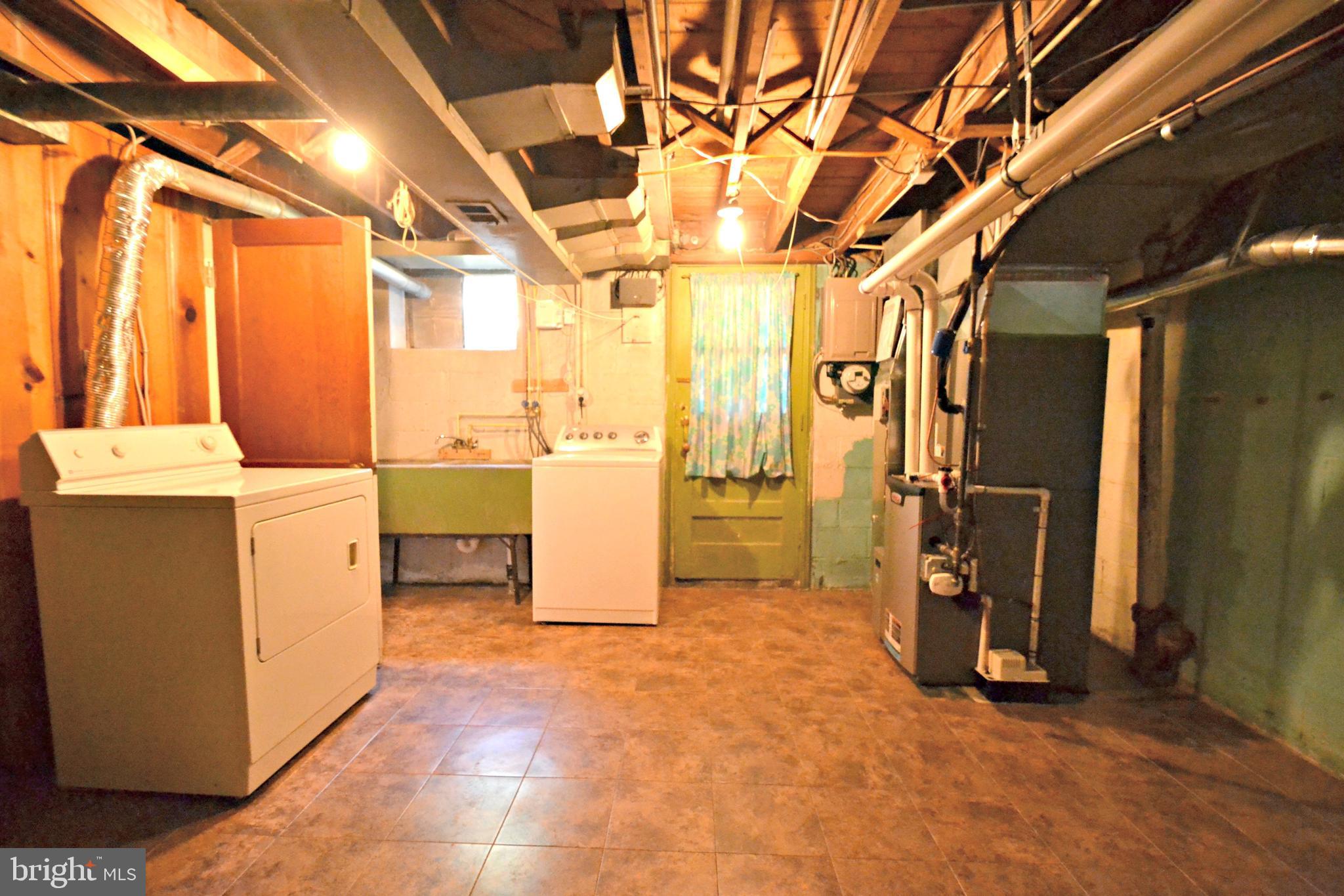 6156 Regent Park Road Baltimore, MD 21228 - Photo 23 of 30 Utility room