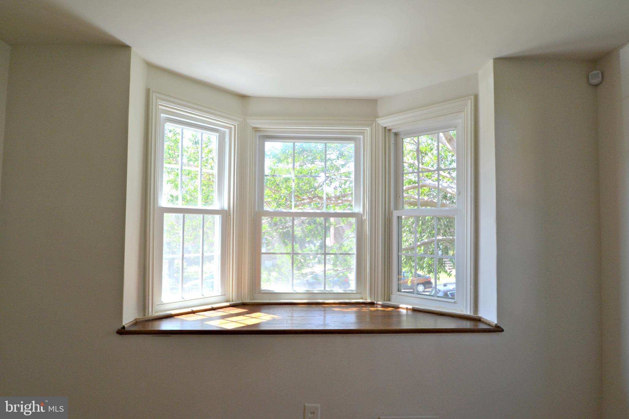 6156 Regent Park Road Baltimore, MD 21228 - Photo 4 of 30 Living room
