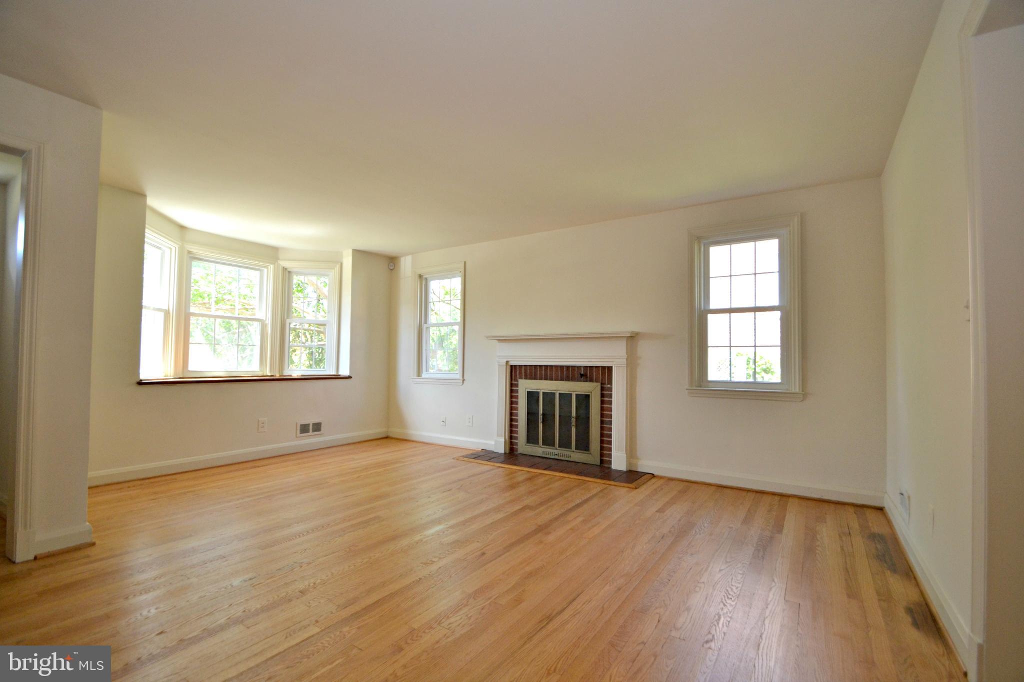 6156 Regent Park Road Baltimore, MD 21228 - Photo 5 of 30 Living room