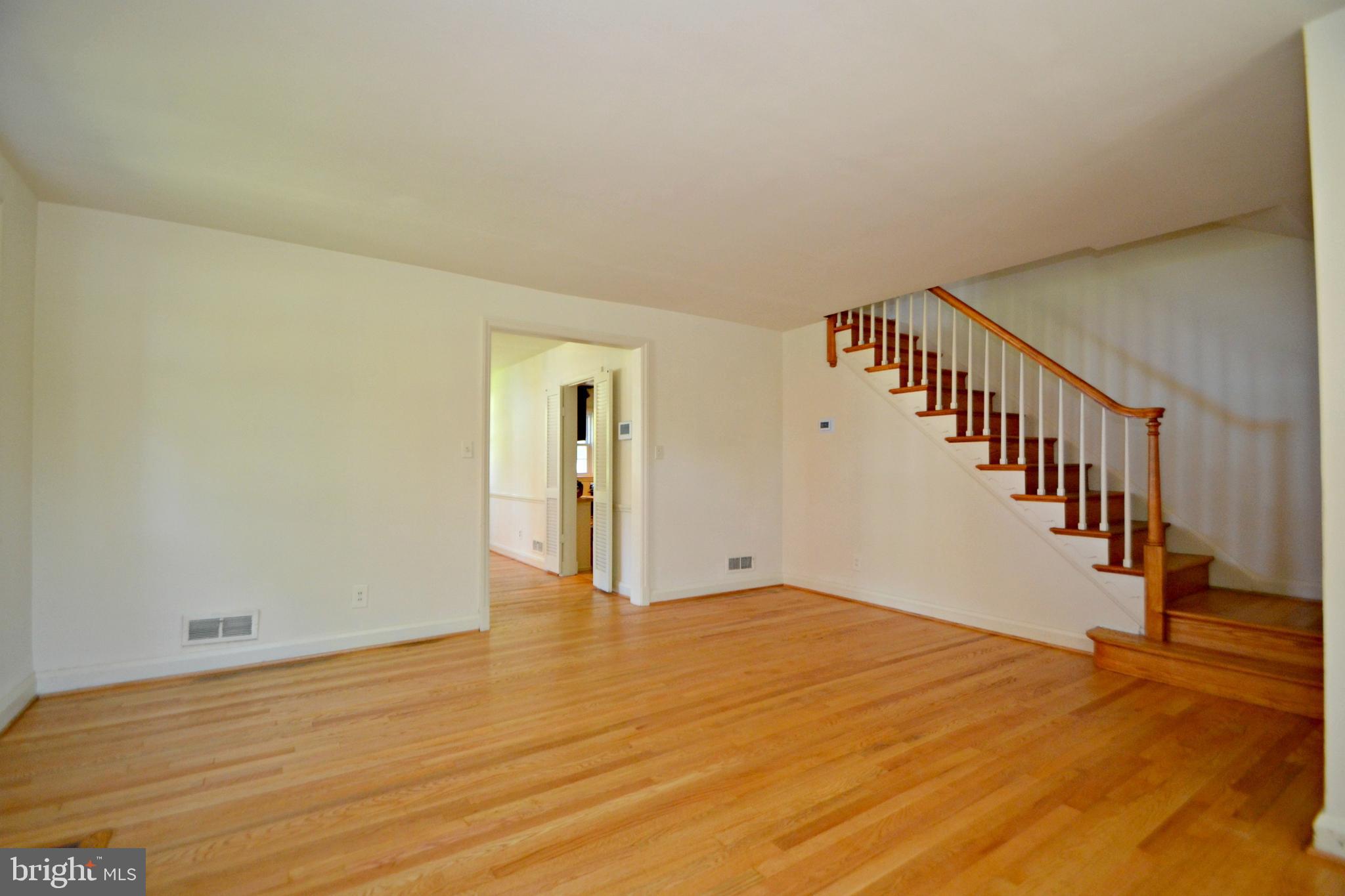 6156 Regent Park Road Baltimore, MD 21228 - Photo 6 of 30 Living room