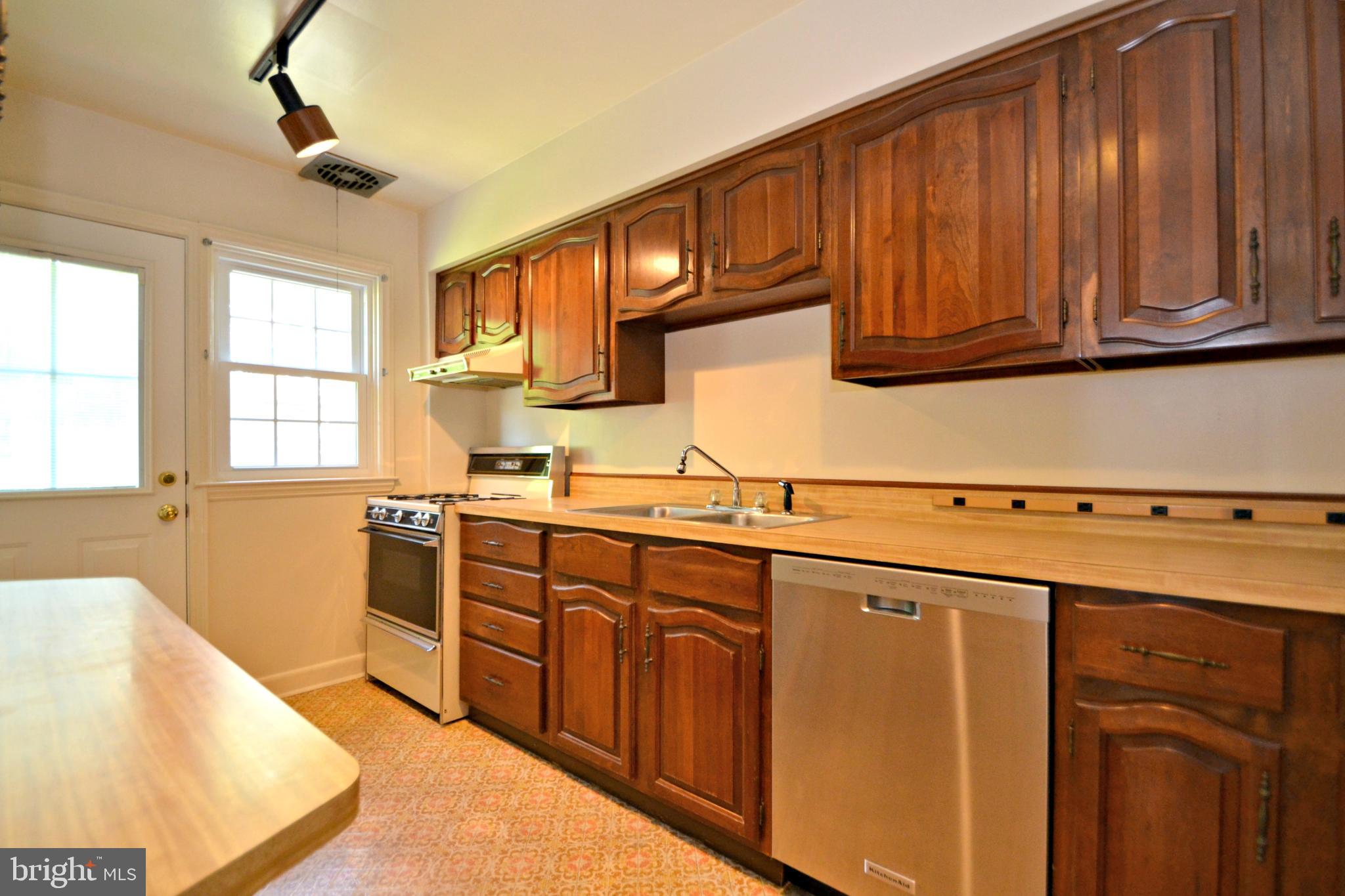6156 Regent Park Road Baltimore, MD 21228 - Photo 9 of 30 Kitchen