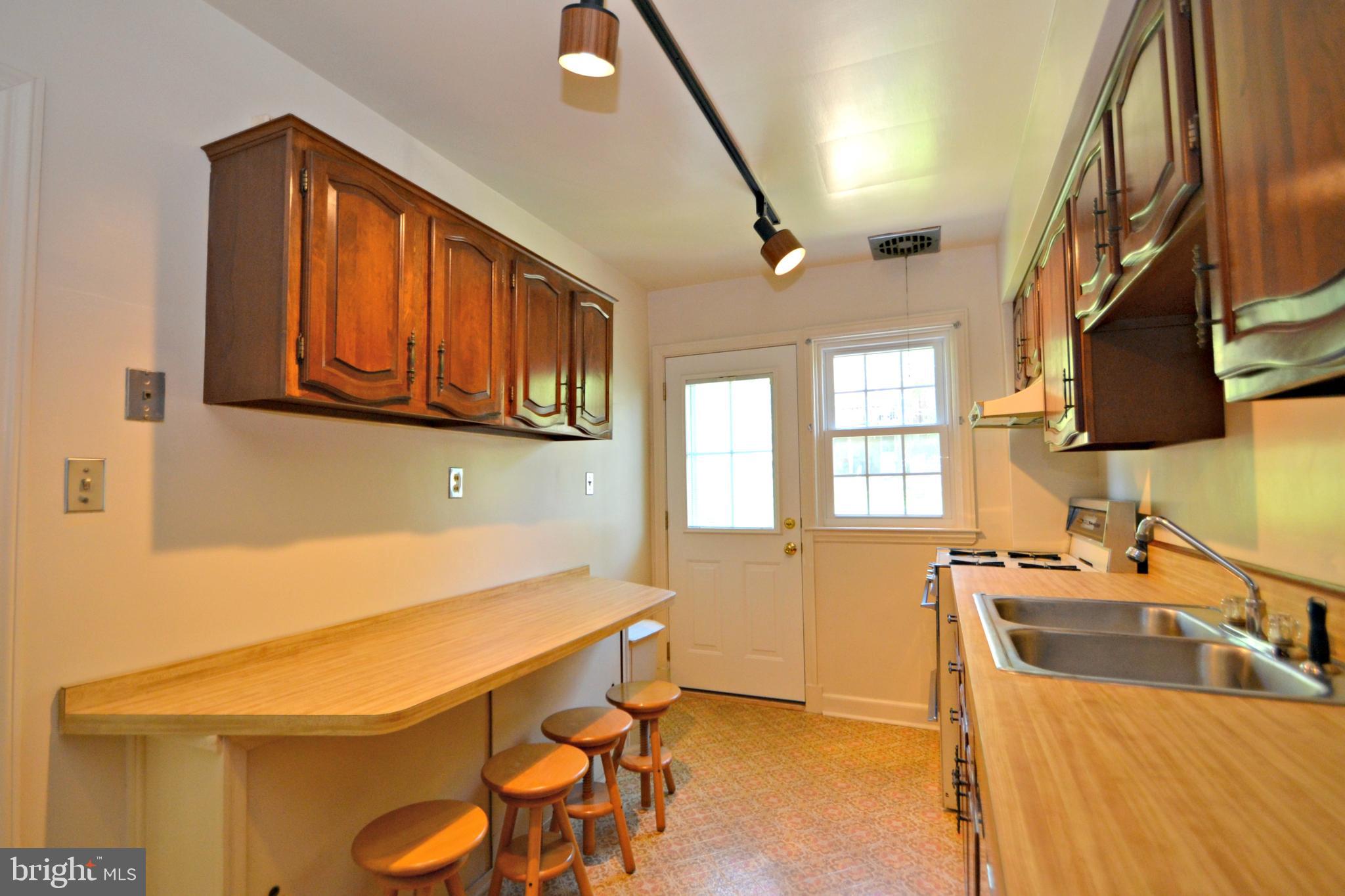 6156 Regent Park Road Baltimore, MD 21228 - Photo 10 of 30 Kitchen