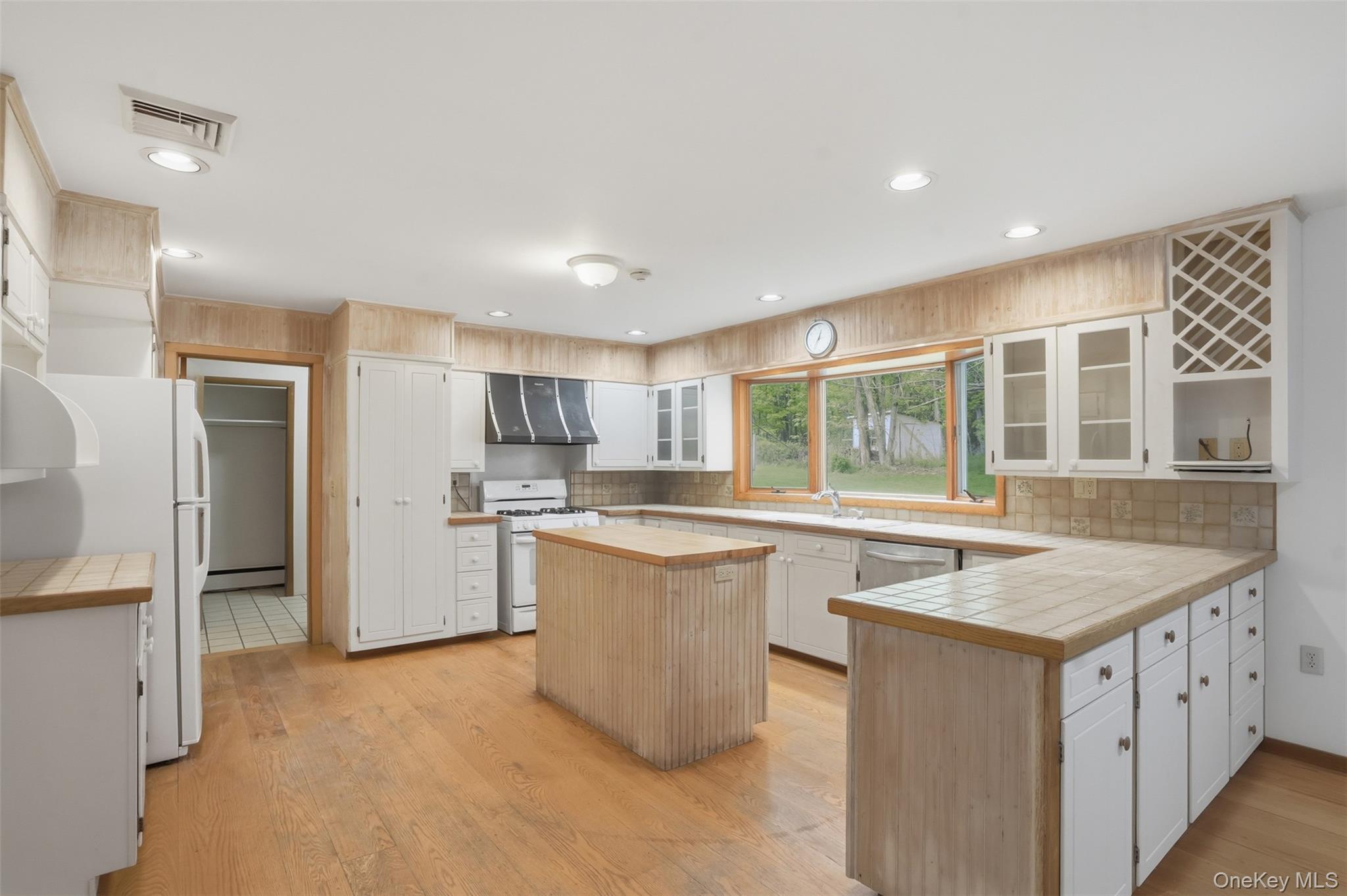 435 Samsonville Road Kerhonkson, NY 12446 - Photo 11 of 37 a kitchen with a sink stove and refrigerator