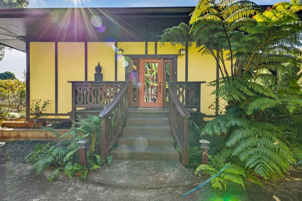 a view of entryway with outdoor area