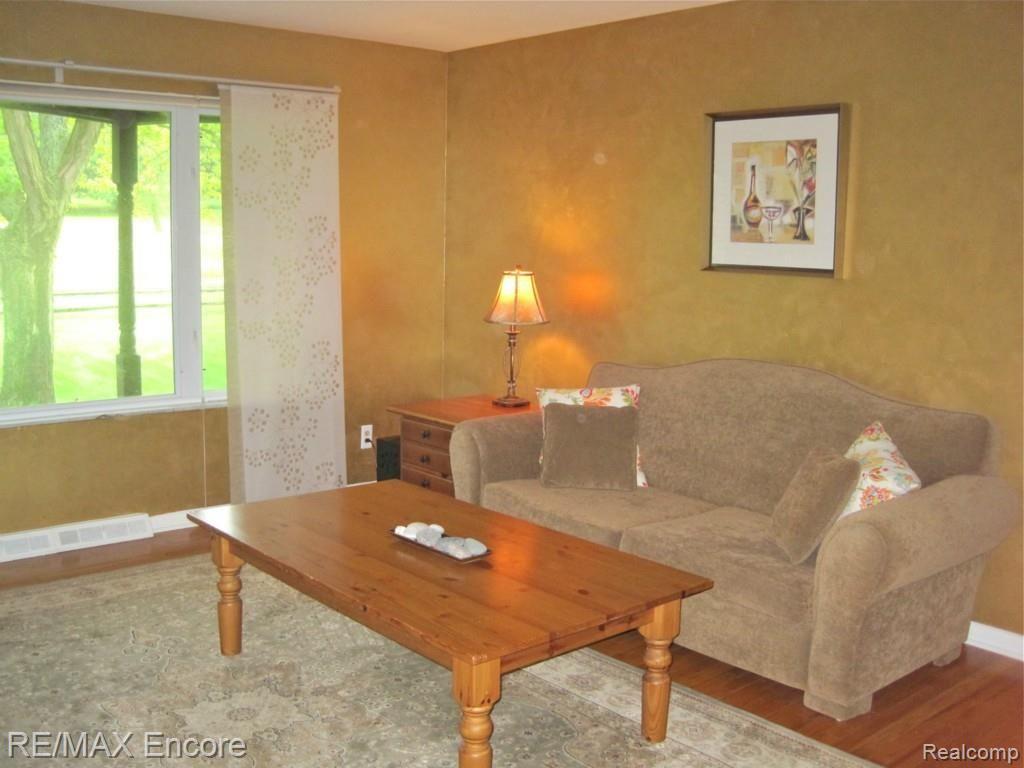 7216 Holcomb Road Clarkston, MI 48346 - Photo 14 of 37 Living Room_V1.jpg