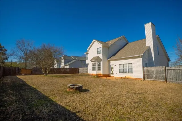 a view of a house with a yard