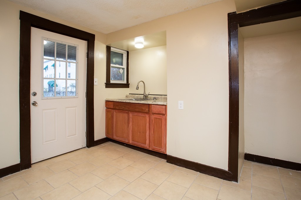 39-41 Terrence Street Springfield, MA 01109 - Photo 10 of 30 Gallery Image 10