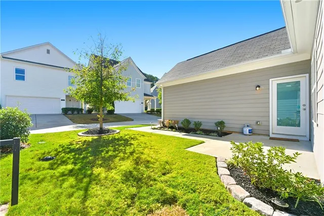 a view of a house with backyard and sitting area