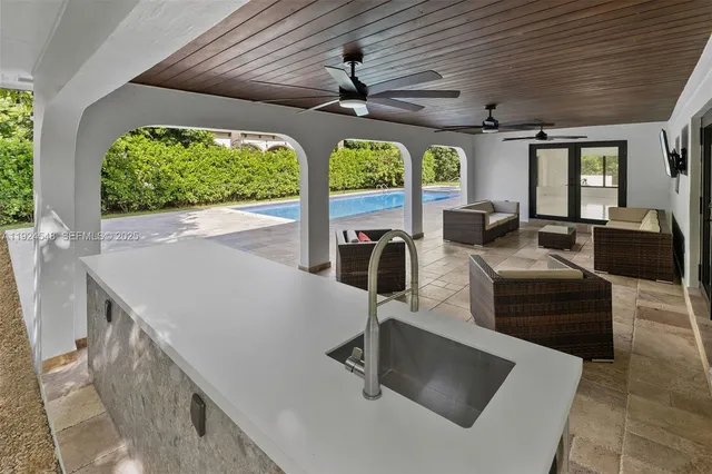 a view of a yard with plants