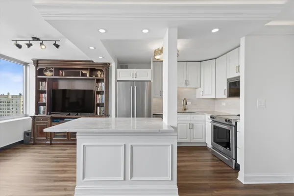 $239,900 | 1700 East 56th Street, Unit 1505, Chicago, IL 60637